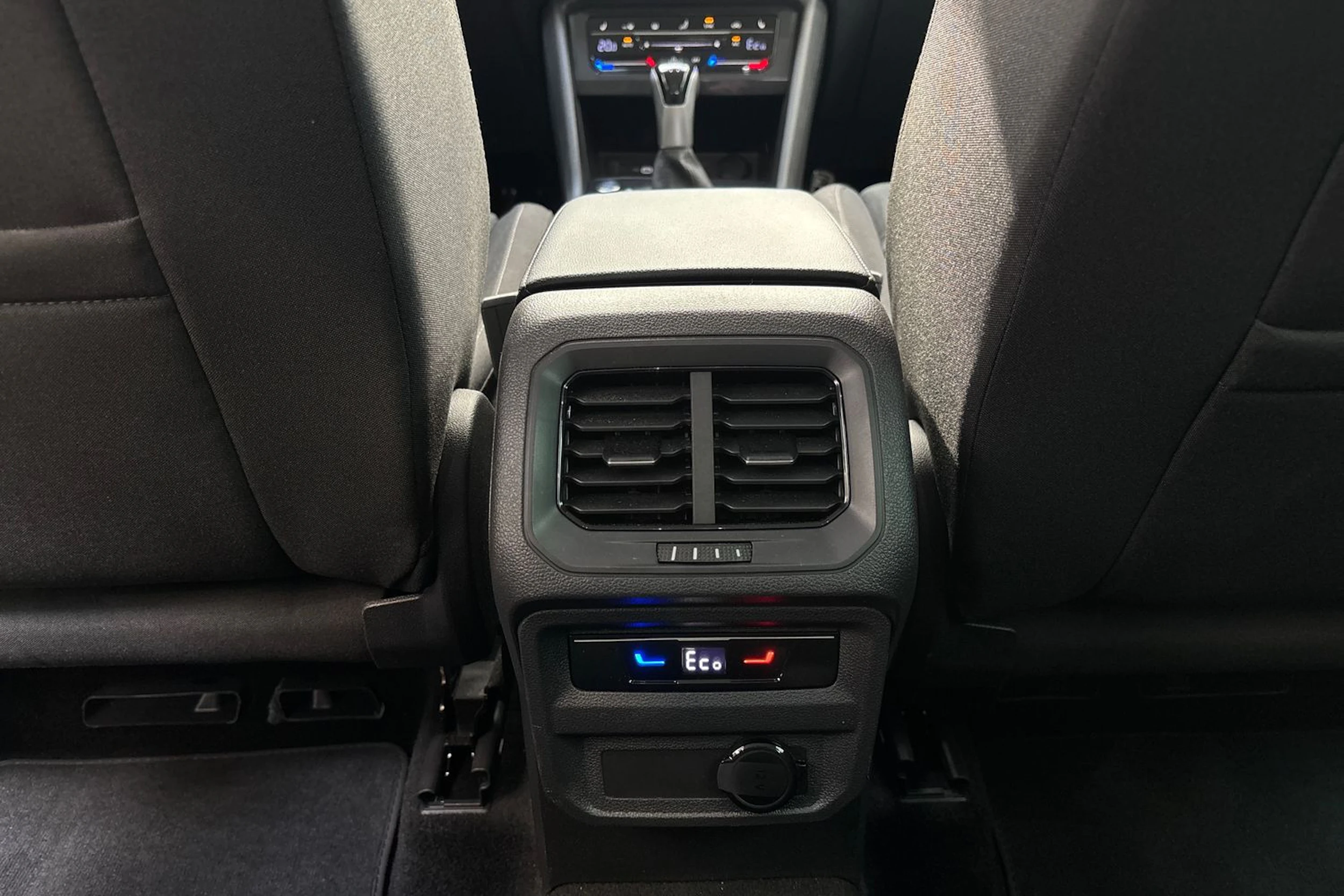 met. sininen Volkswagen Tiguan 2024 kuva 17.