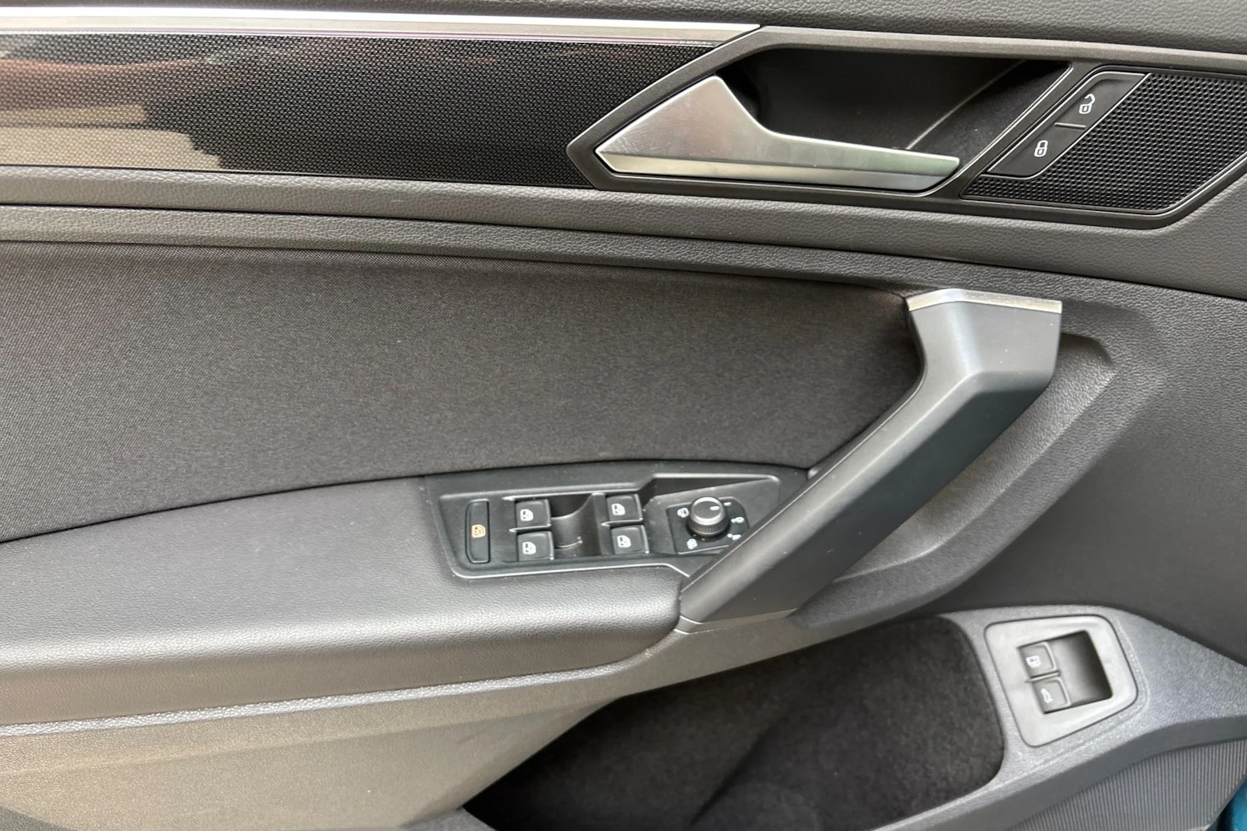 met. sininen Volkswagen Tiguan 2024 kuva 18.