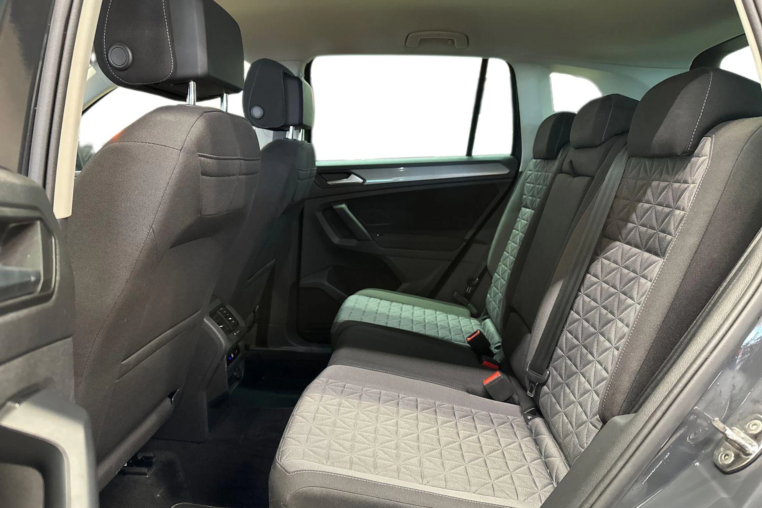 harmaa Volkswagen Tiguan 2023 kuva 11.