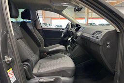 harmaa Volkswagen Tiguan 2023 kuva 15.
