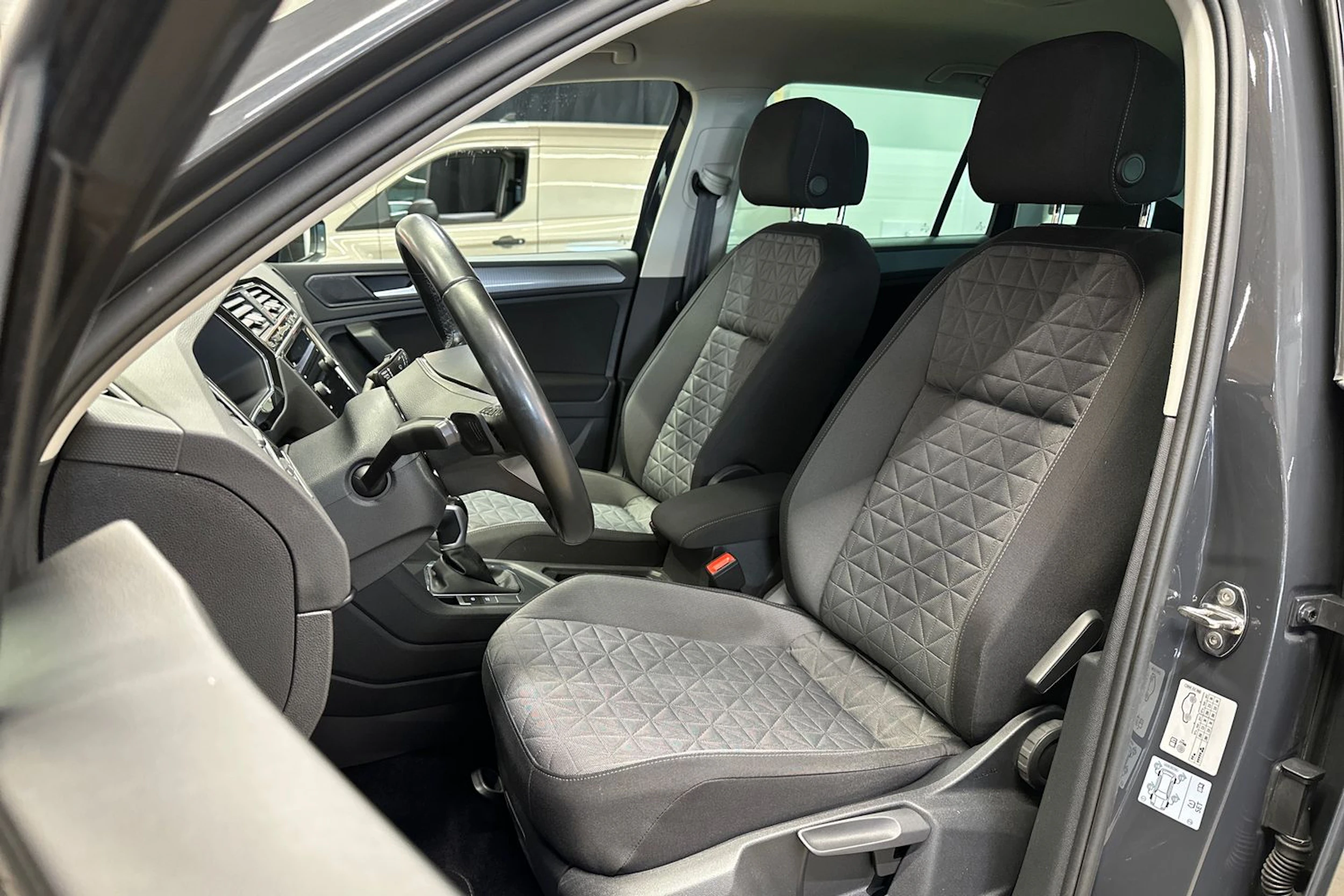 harmaa Volkswagen Tiguan 2023 kuva 17.