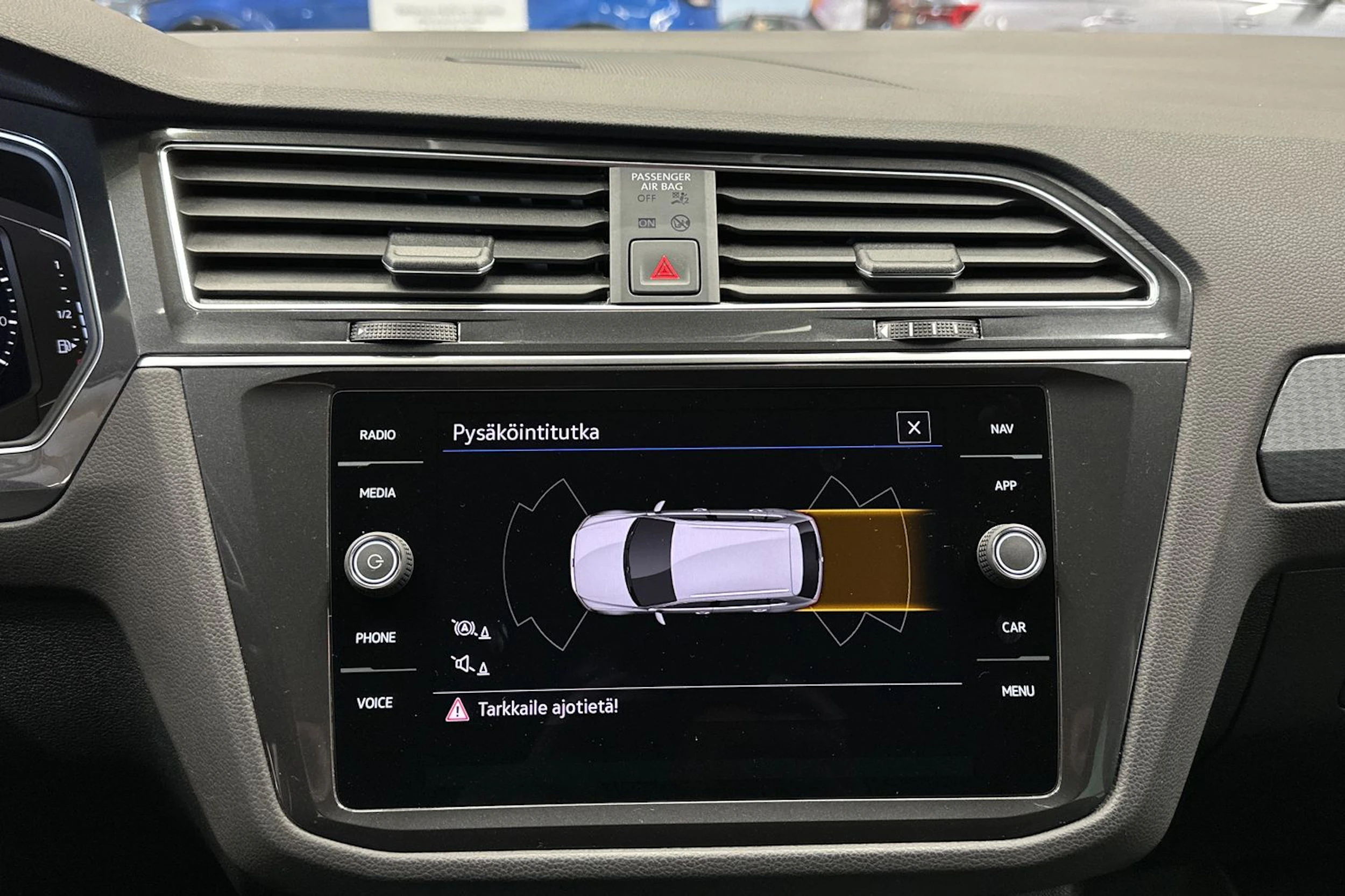 harmaa Volkswagen Tiguan 2023 kuva 18.