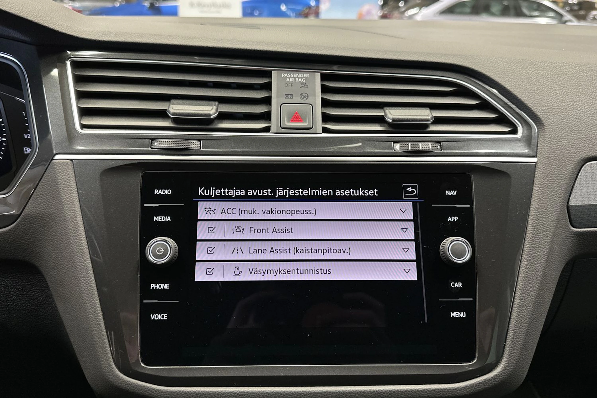 harmaa Volkswagen Tiguan 2023 kuva 21.