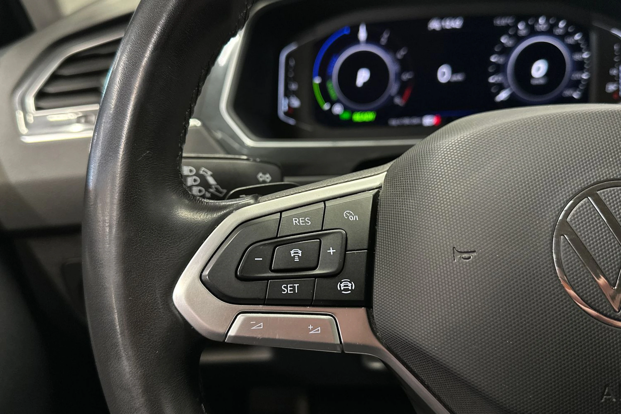 harmaa Volkswagen Tiguan 2023 kuva 24.