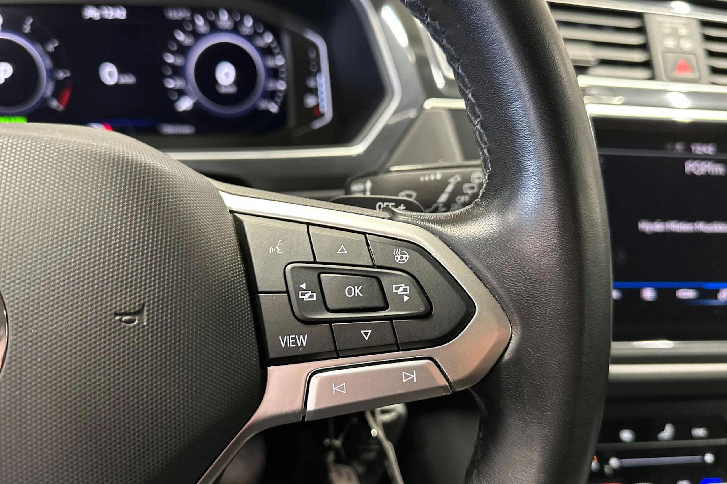 harmaa Volkswagen Tiguan 2023 kuva 25.
