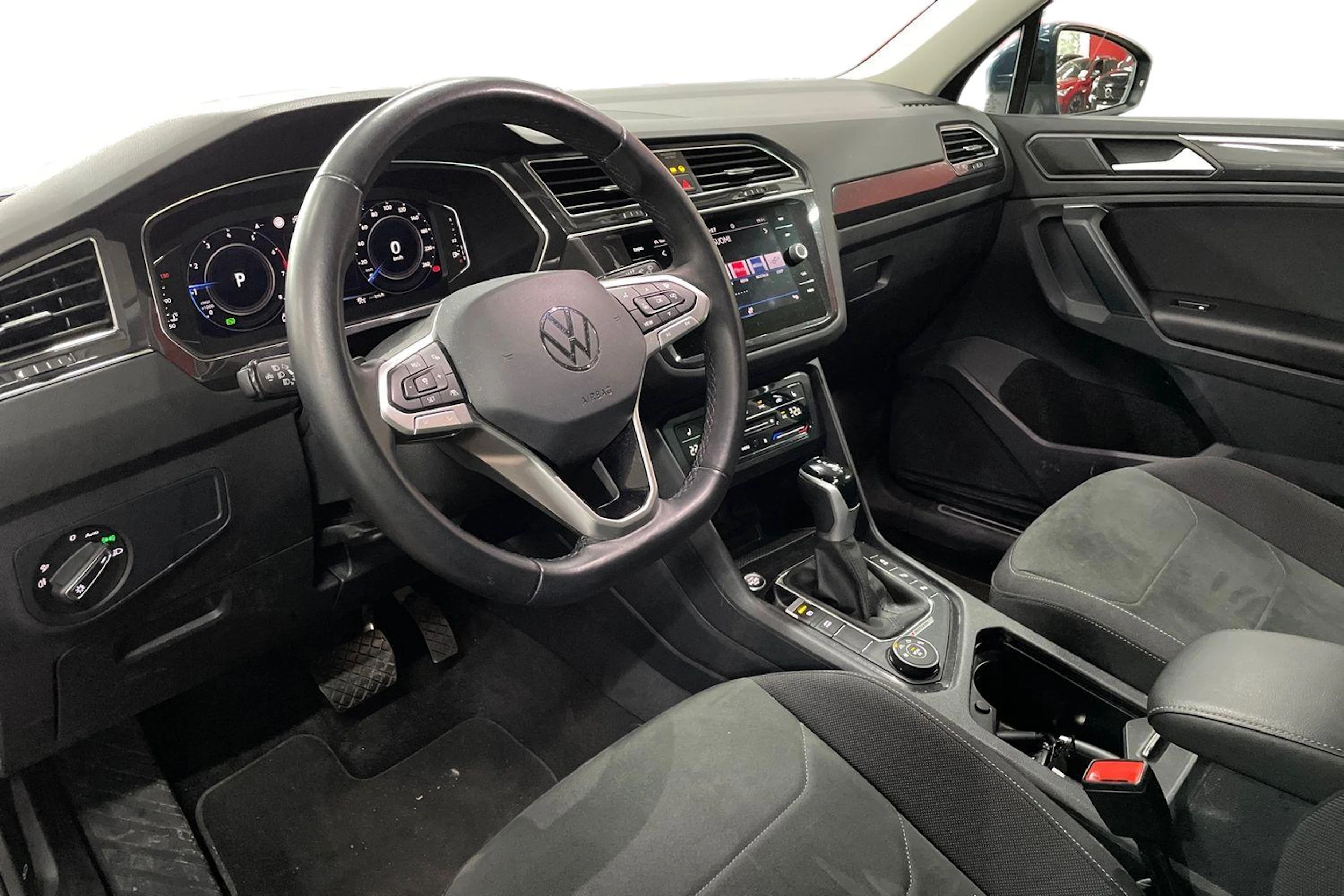Sininen Volkswagen Tiguan 2023 kuva 8.