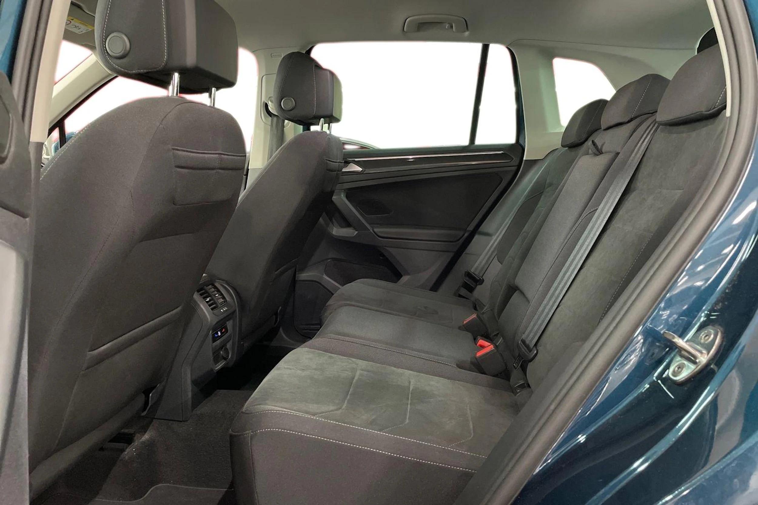 Sininen Volkswagen Tiguan 2023 kuva 11.