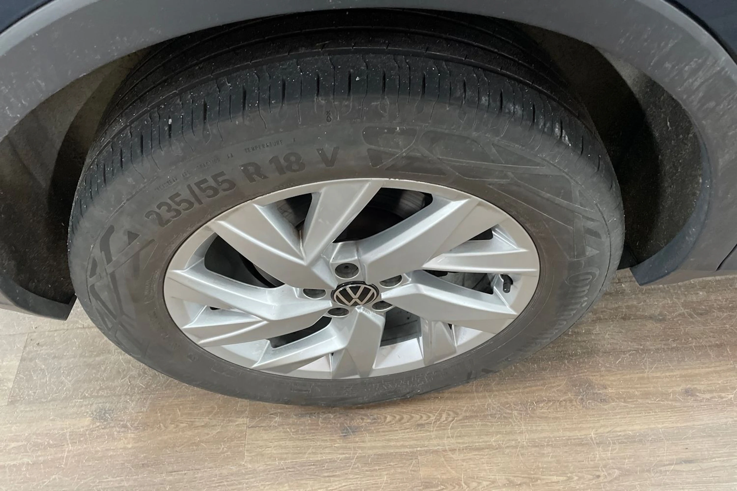 Sininen Volkswagen Tiguan 2023 kuva 13.