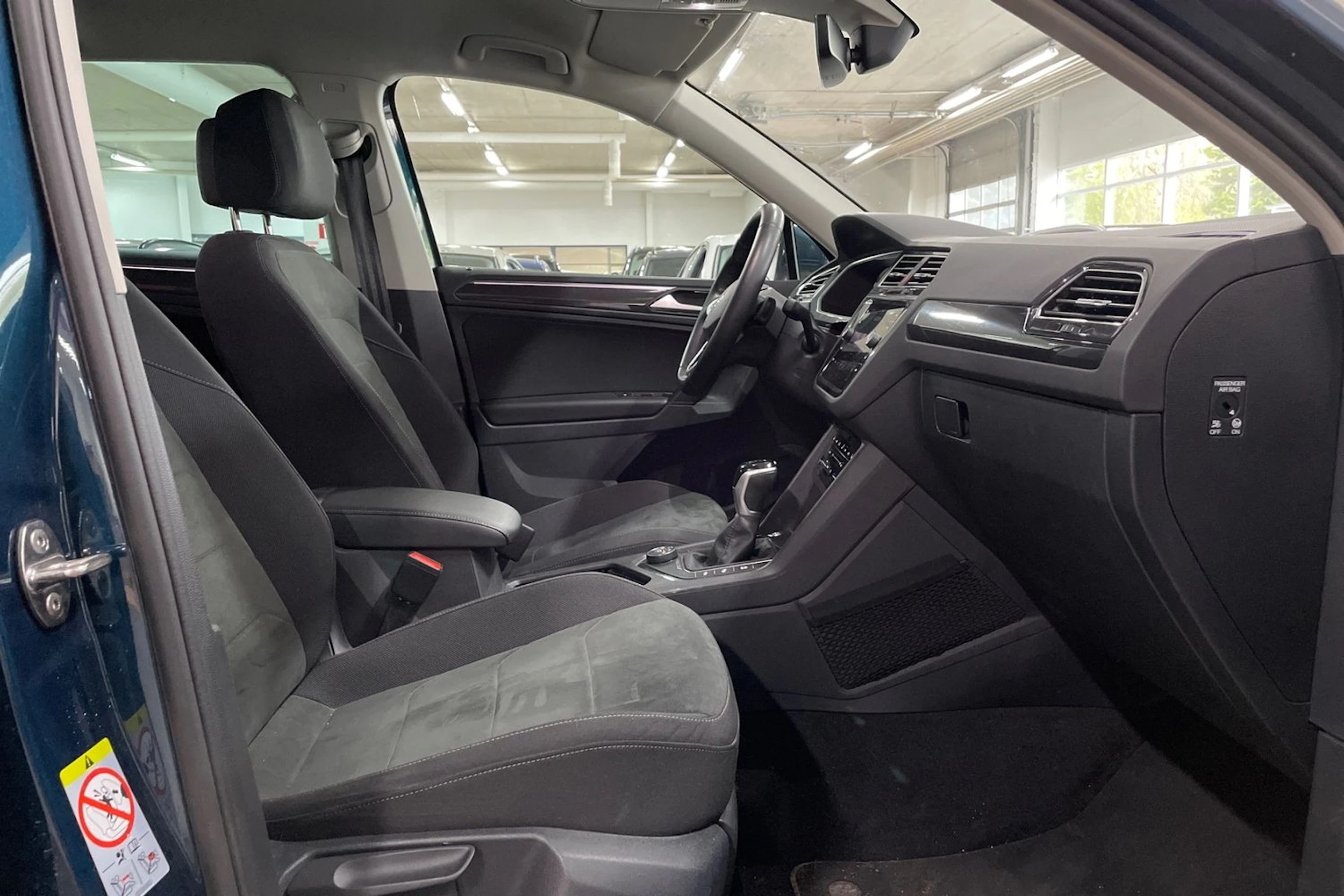 Sininen Volkswagen Tiguan 2023 kuva 15.