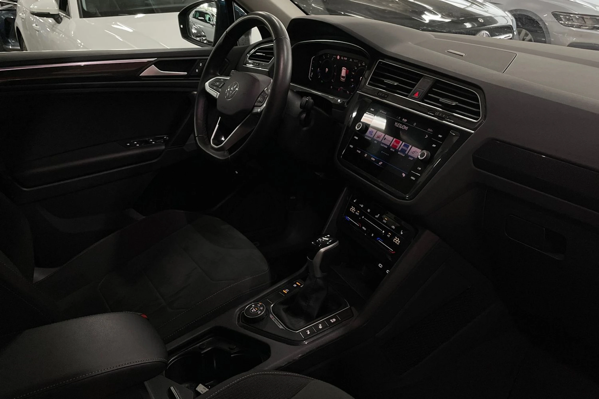 Sininen Volkswagen Tiguan 2023 kuva 16.