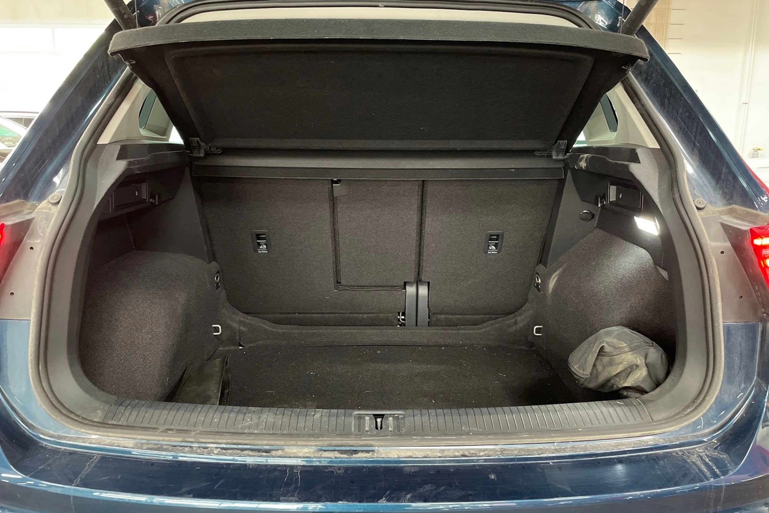 Sininen Volkswagen Tiguan 2023 kuva 17.