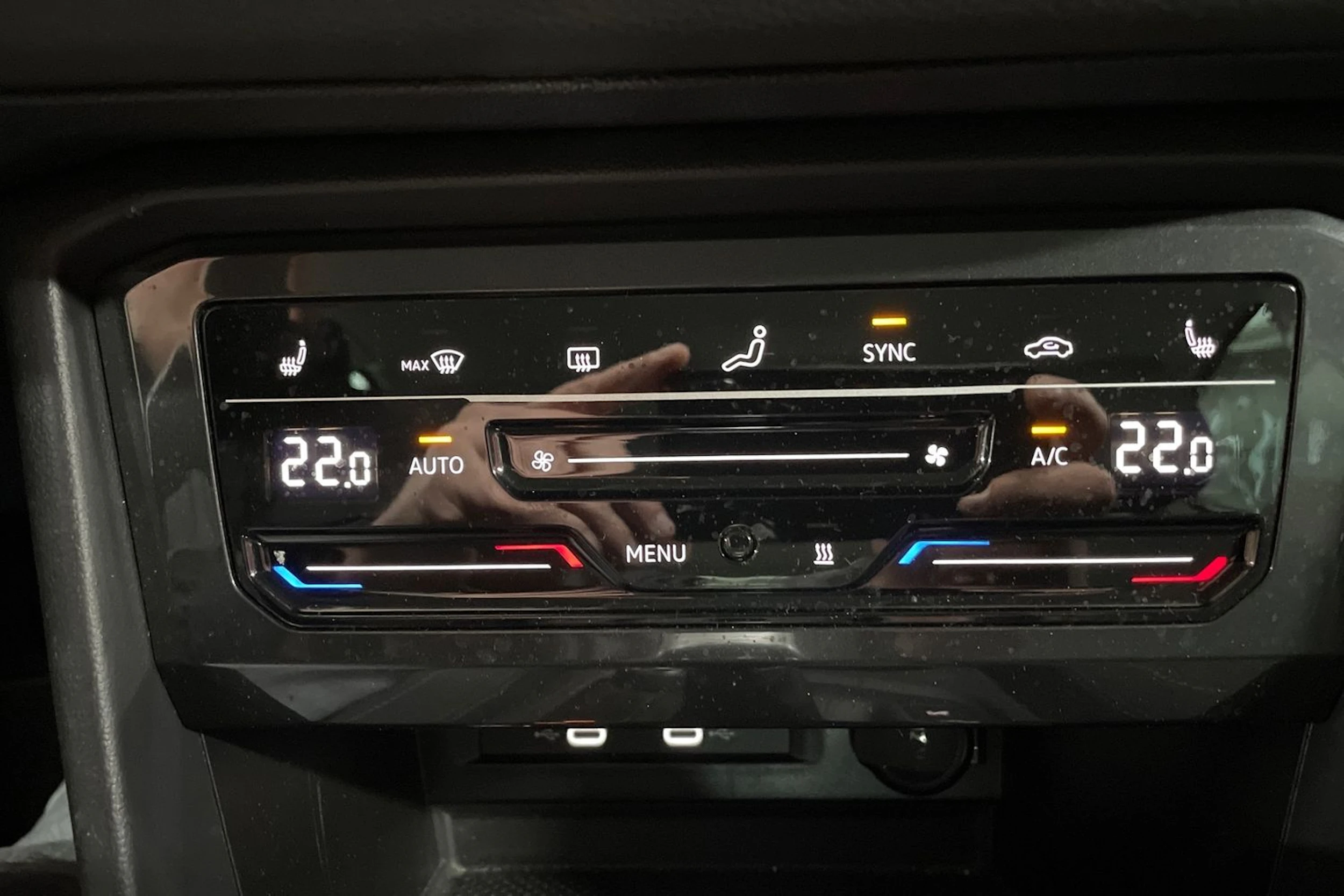 Sininen Volkswagen Tiguan 2023 kuva 23.