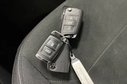 Sininen Volkswagen Tiguan 2023 kuva 24.