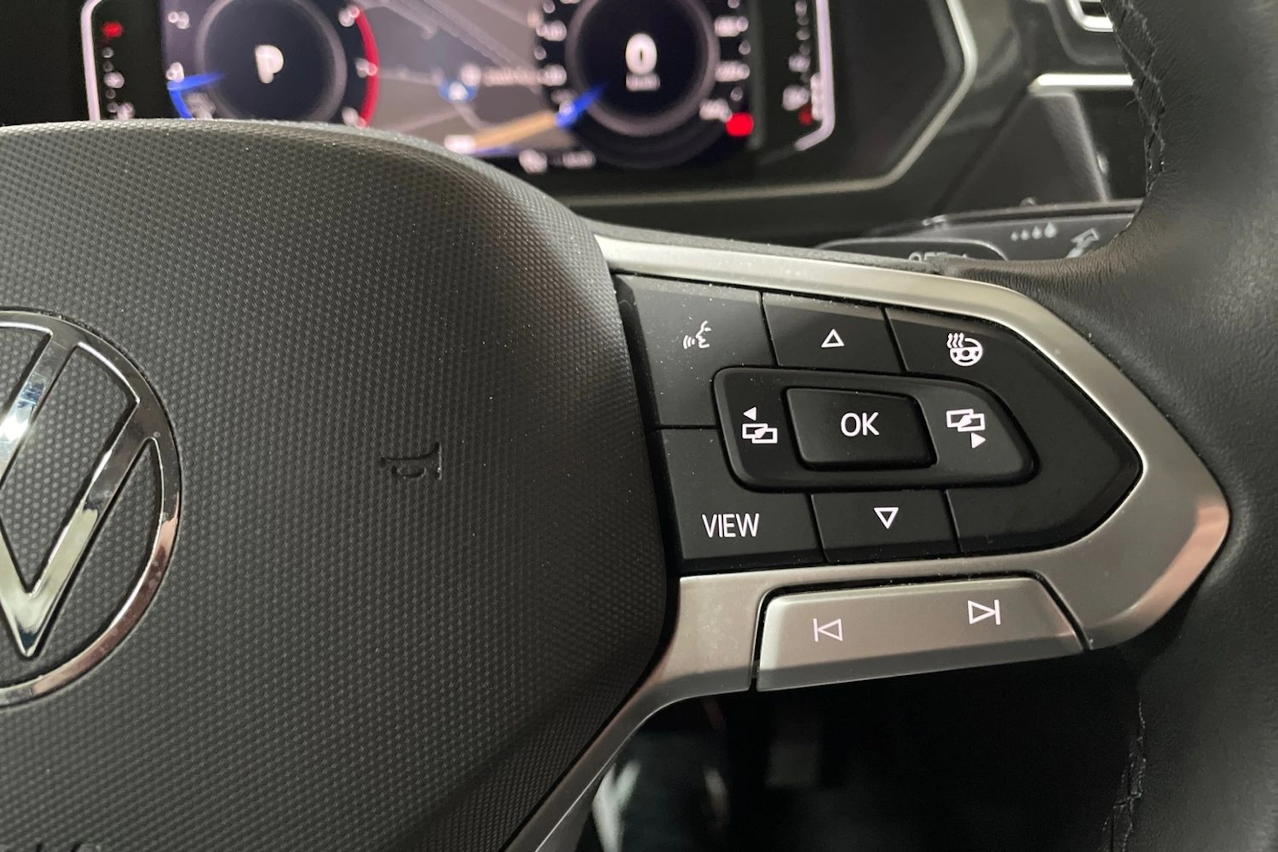 Sininen Volkswagen Tiguan 2023 kuva 25.