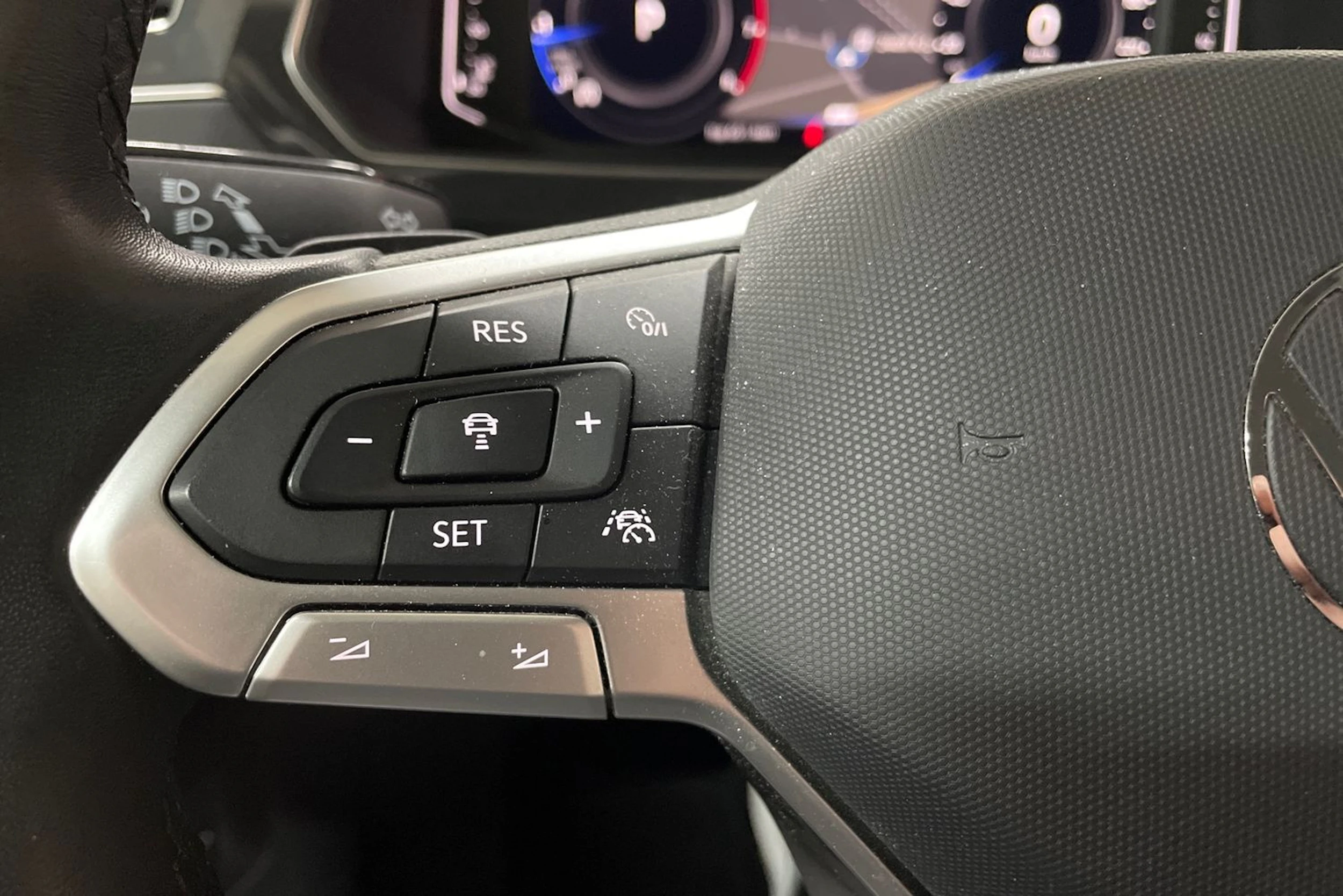 Sininen Volkswagen Tiguan 2023 kuva 26.