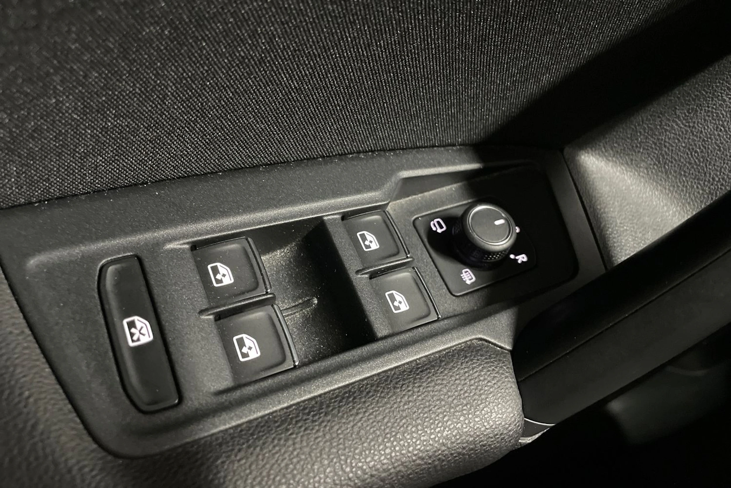 Sininen Volkswagen Tiguan 2023 kuva 27.