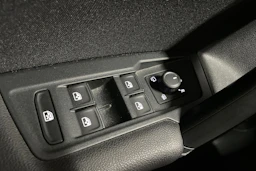 Sininen Volkswagen Tiguan 2023 kuva 27.