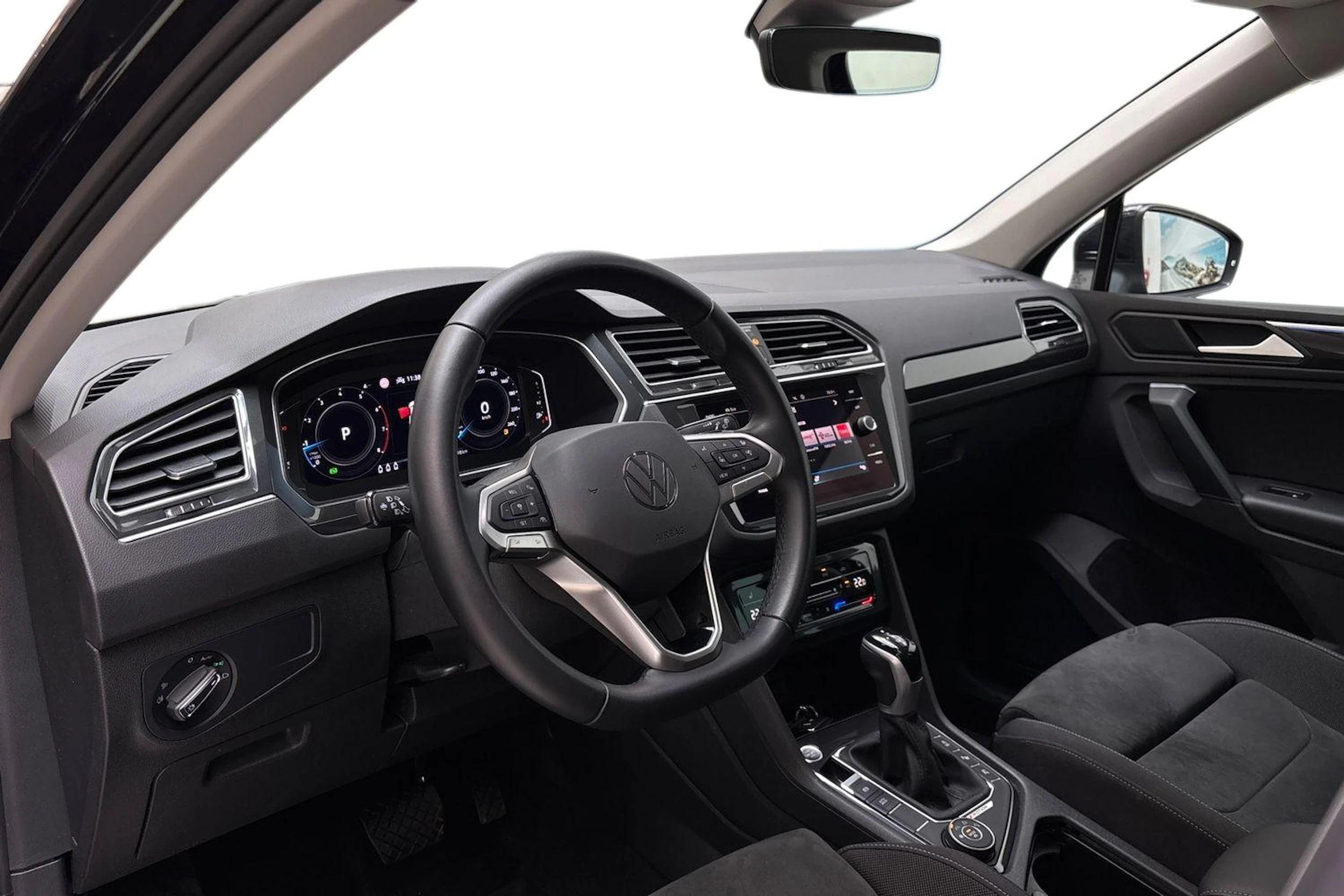 musta Volkswagen Tiguan 2023 kuva 6.