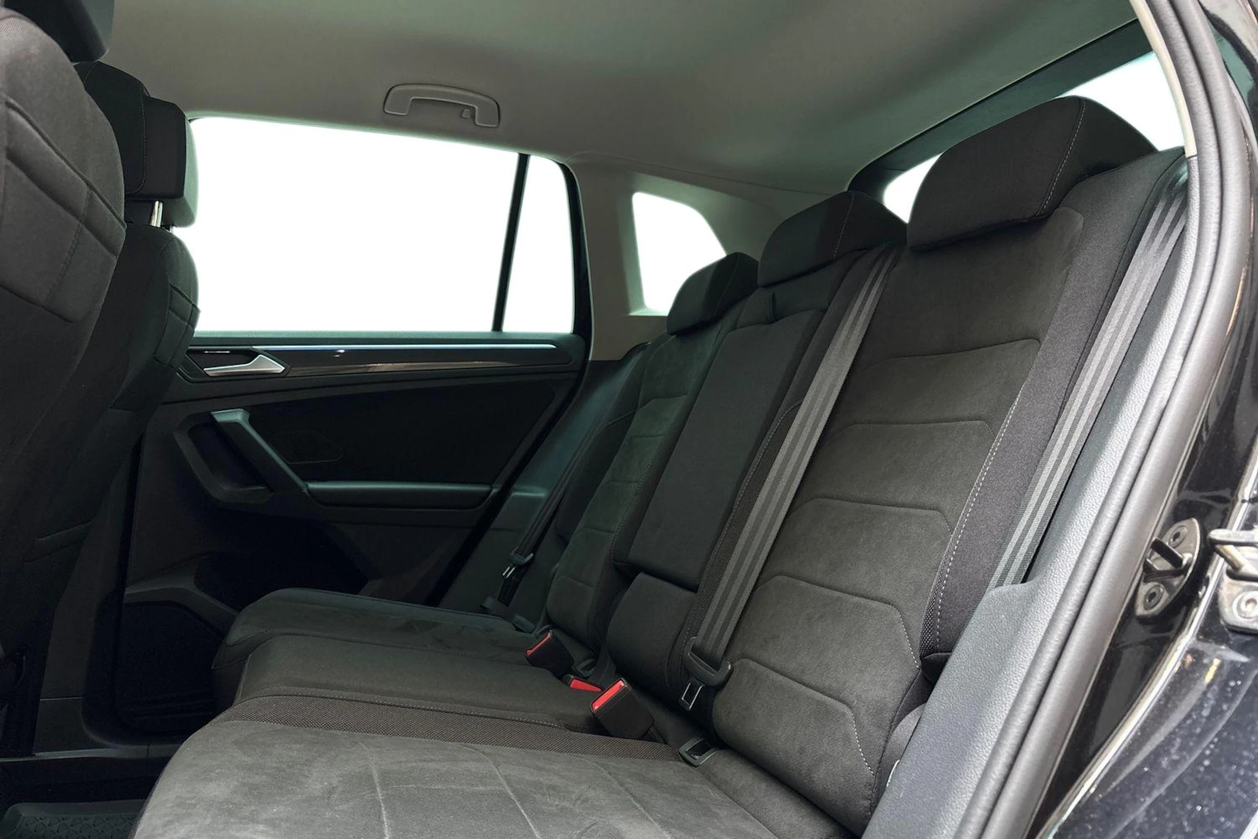 musta Volkswagen Tiguan 2023 kuva 8.