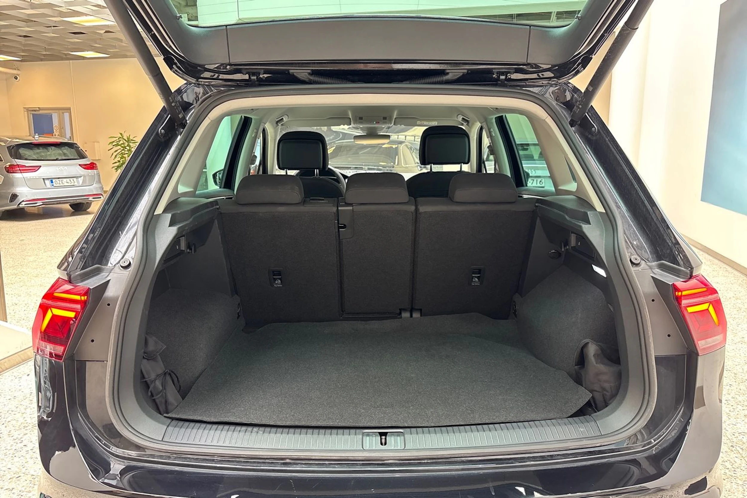 musta Volkswagen Tiguan 2023 kuva 11.