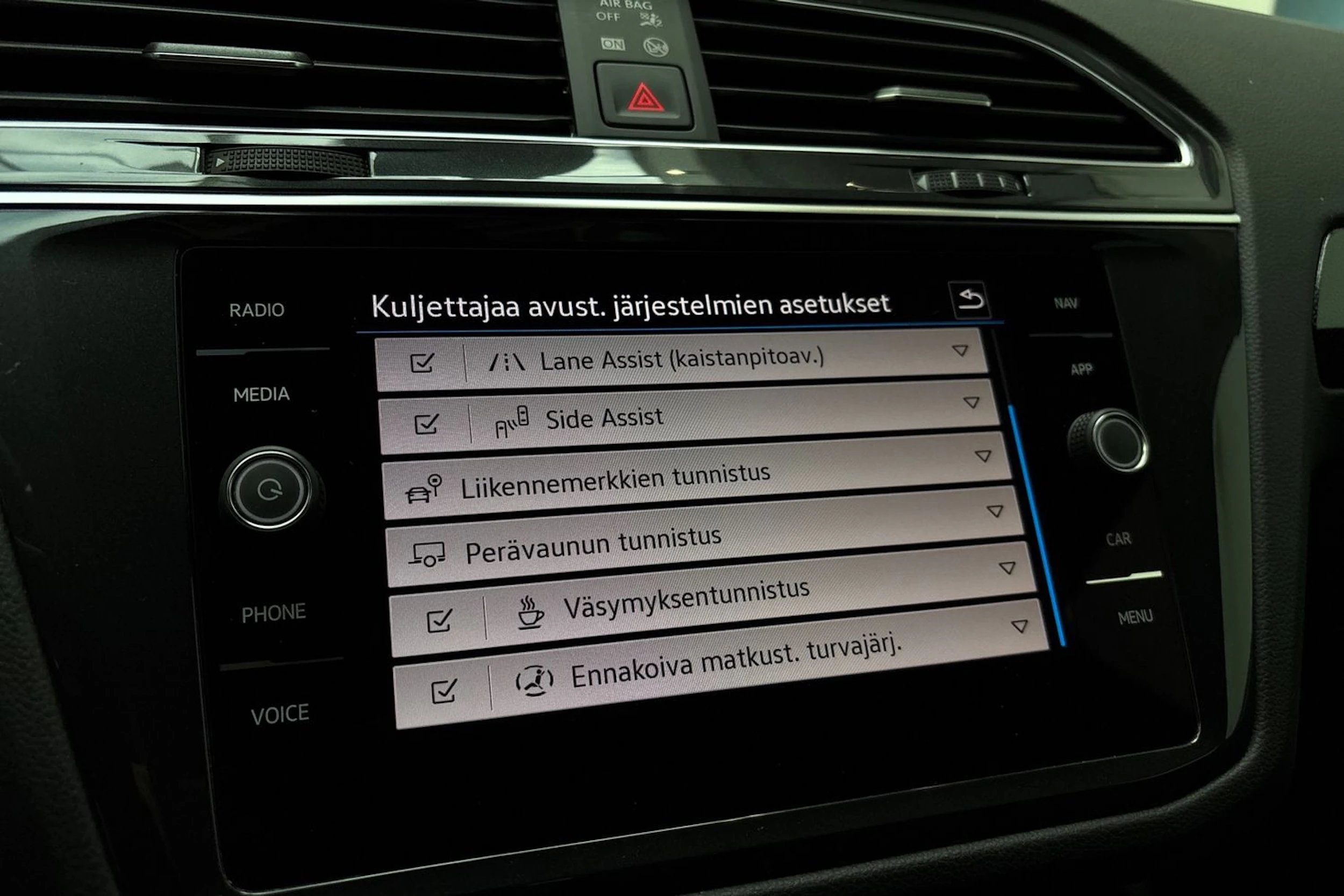 musta Volkswagen Tiguan 2023 kuva 22.