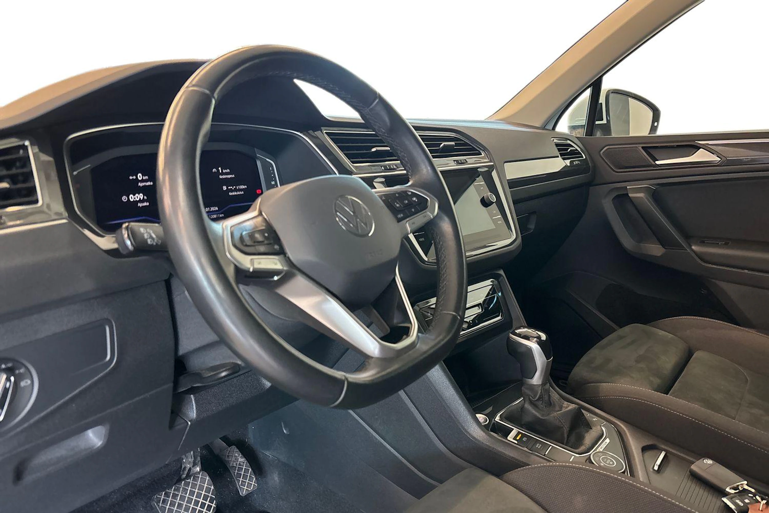 Valkoinen Volkswagen Tiguan 2023 kuva 6.