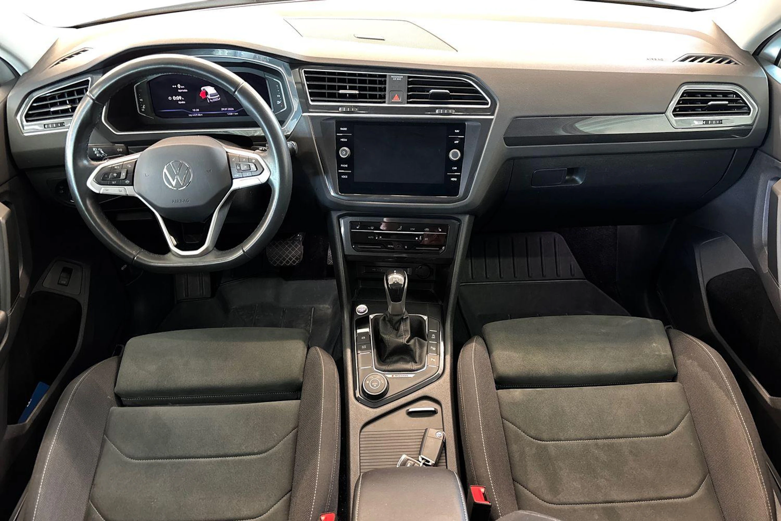 Valkoinen Volkswagen Tiguan 2023 kuva 7.