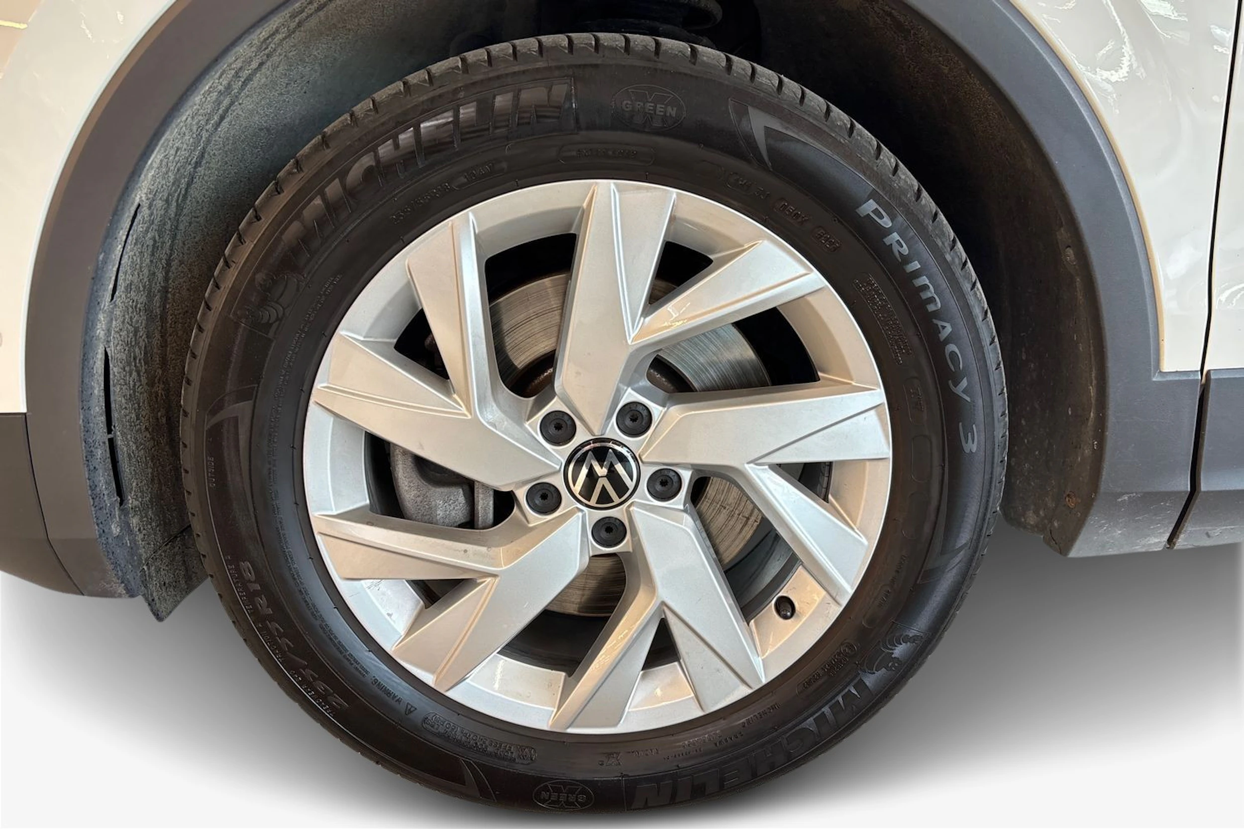 Valkoinen Volkswagen Tiguan 2023 kuva 9.