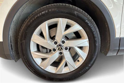 Valkoinen Volkswagen Tiguan 2023 kuva 9.