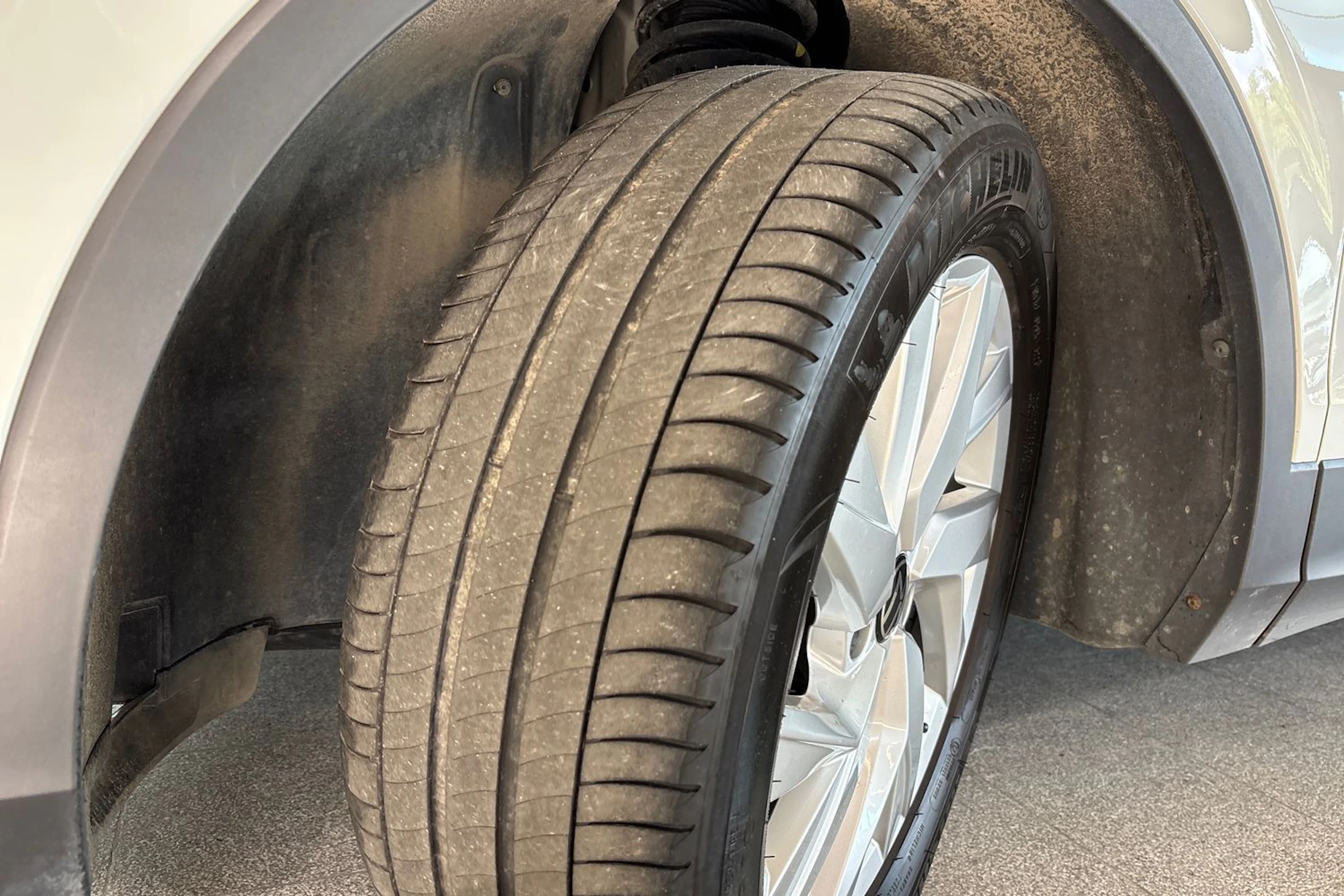 Valkoinen Volkswagen Tiguan 2023 kuva 12.