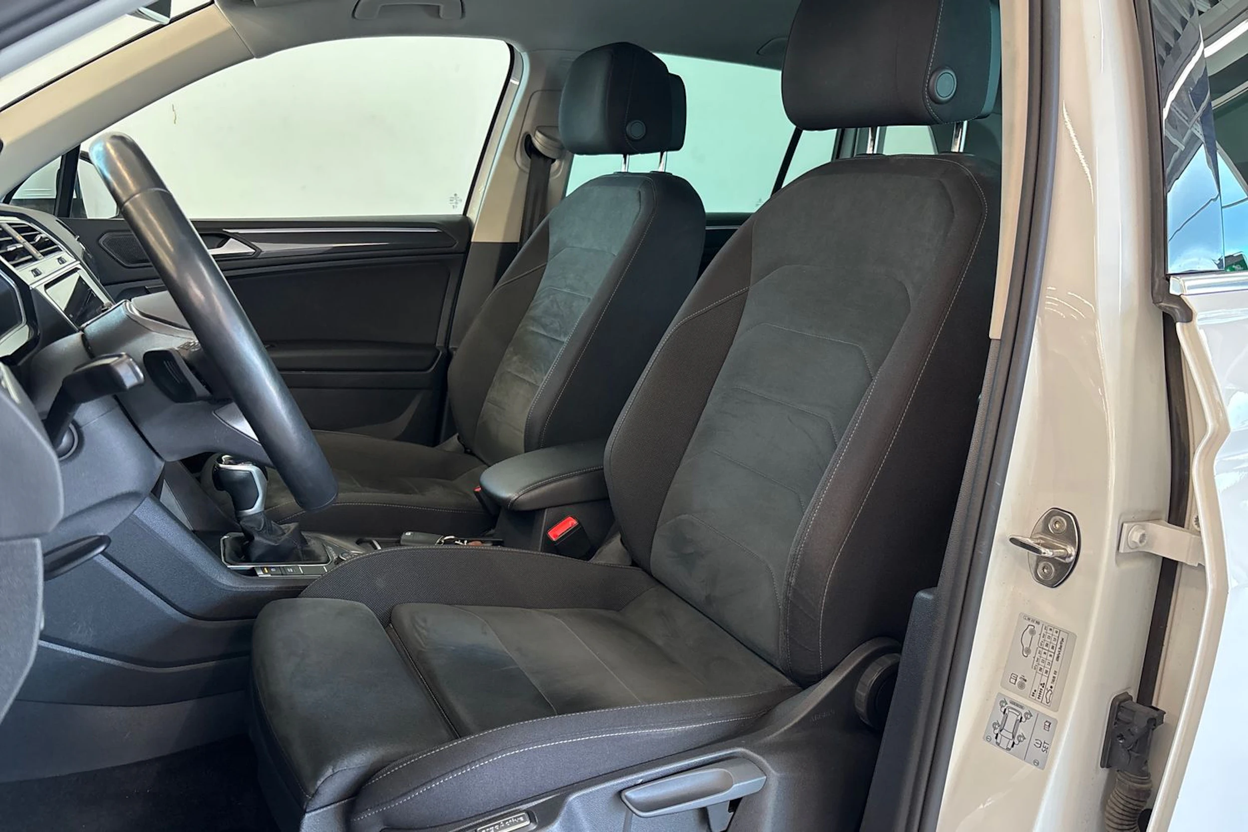 Valkoinen Volkswagen Tiguan 2023 kuva 13.