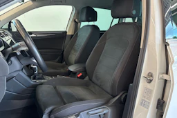 Valkoinen Volkswagen Tiguan 2023 kuva 13.