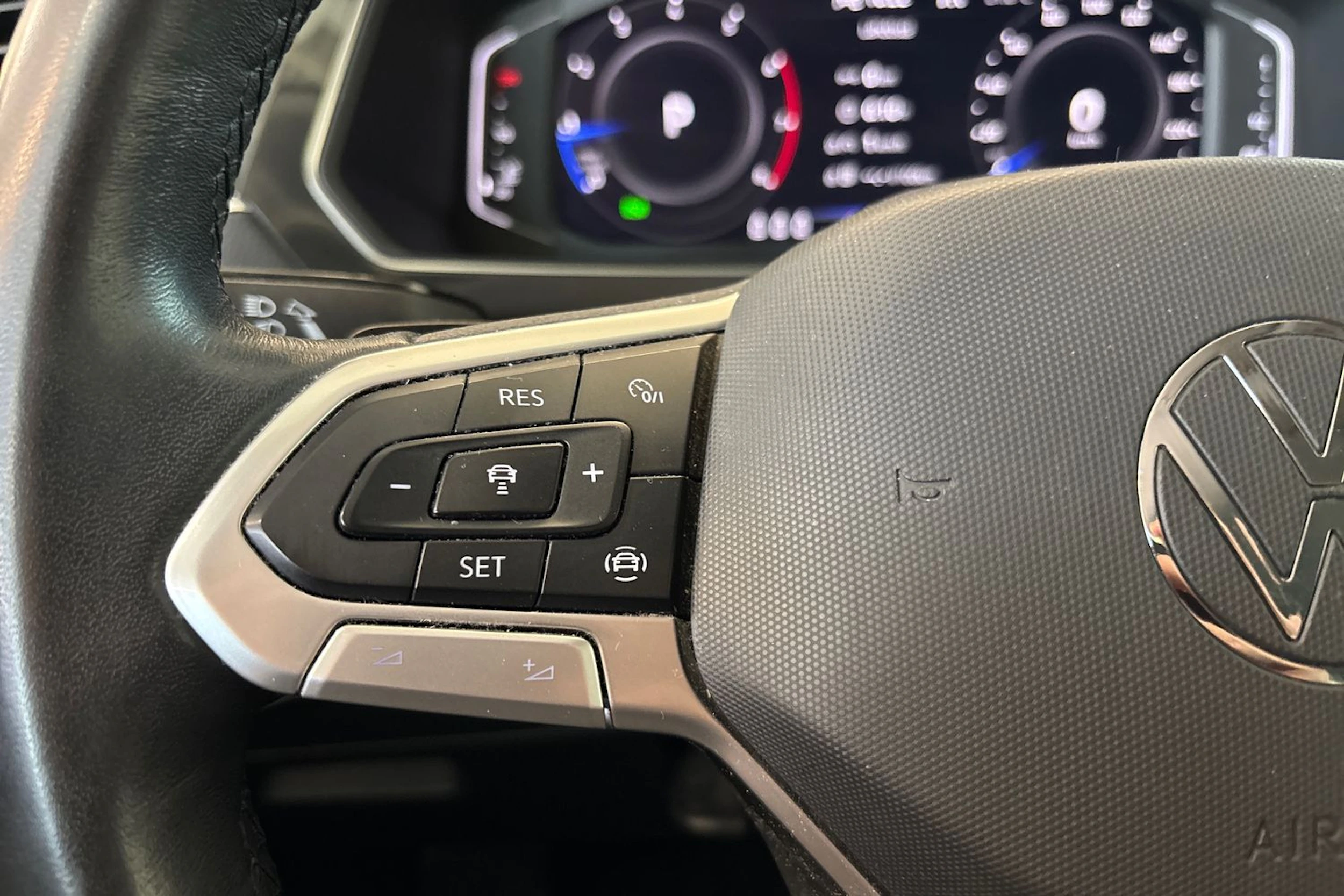 Valkoinen Volkswagen Tiguan 2023 kuva 16.
