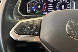 Valkoinen Volkswagen Tiguan 2023 kuva 16.