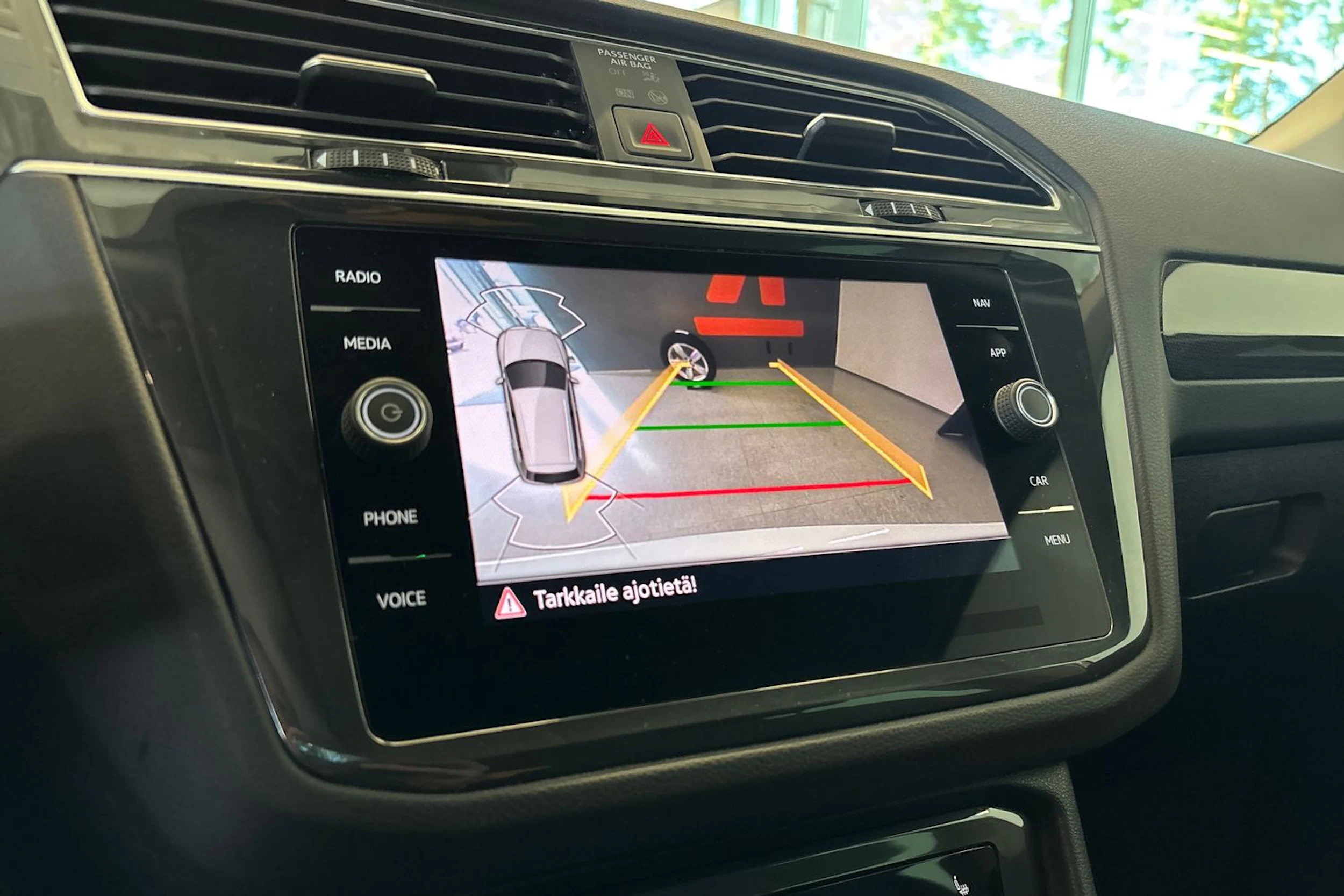 Valkoinen Volkswagen Tiguan 2023 kuva 19.
