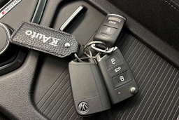 Valkoinen Volkswagen Tiguan 2023 kuva 21.