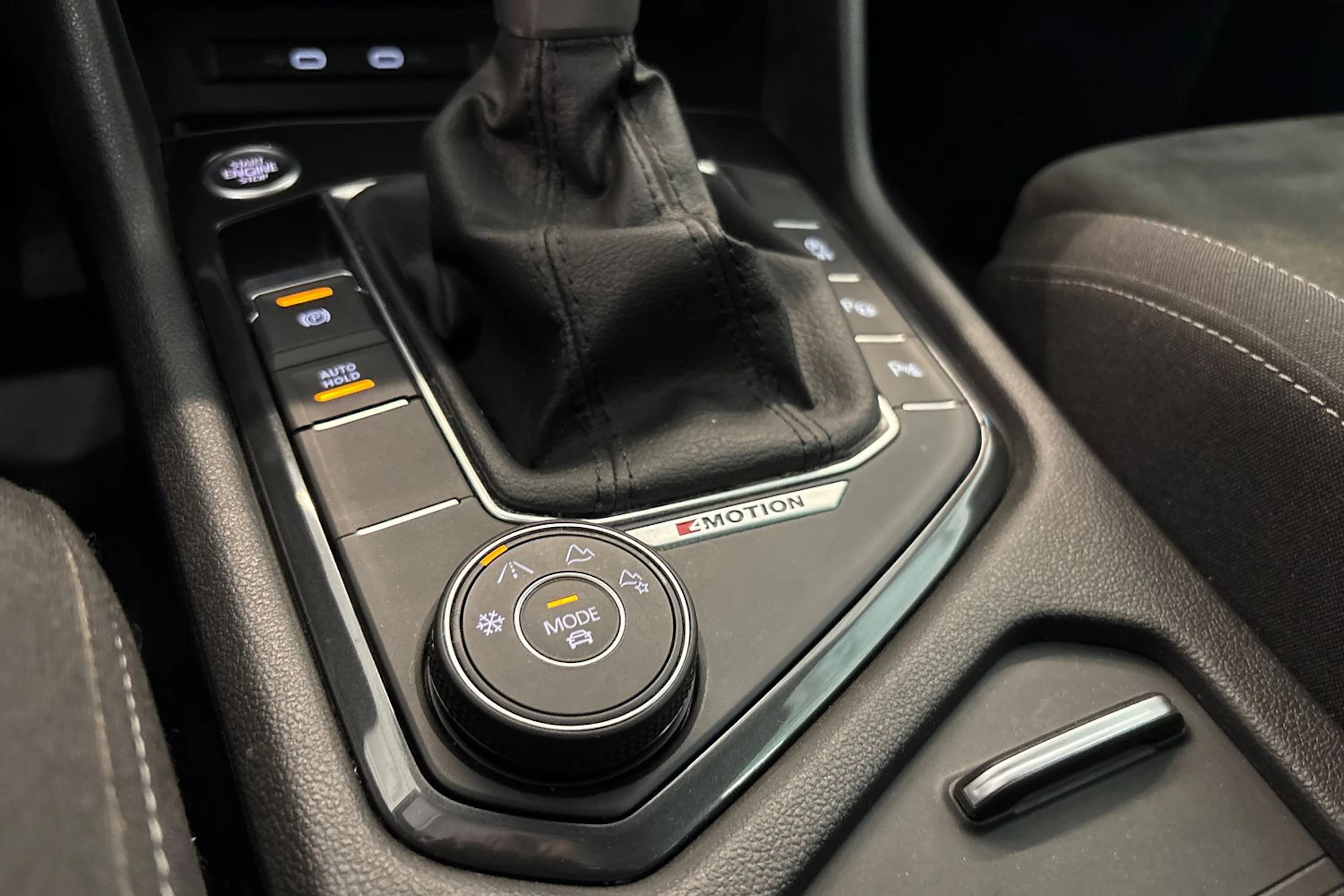 Valkoinen Volkswagen Tiguan 2023 kuva 22.