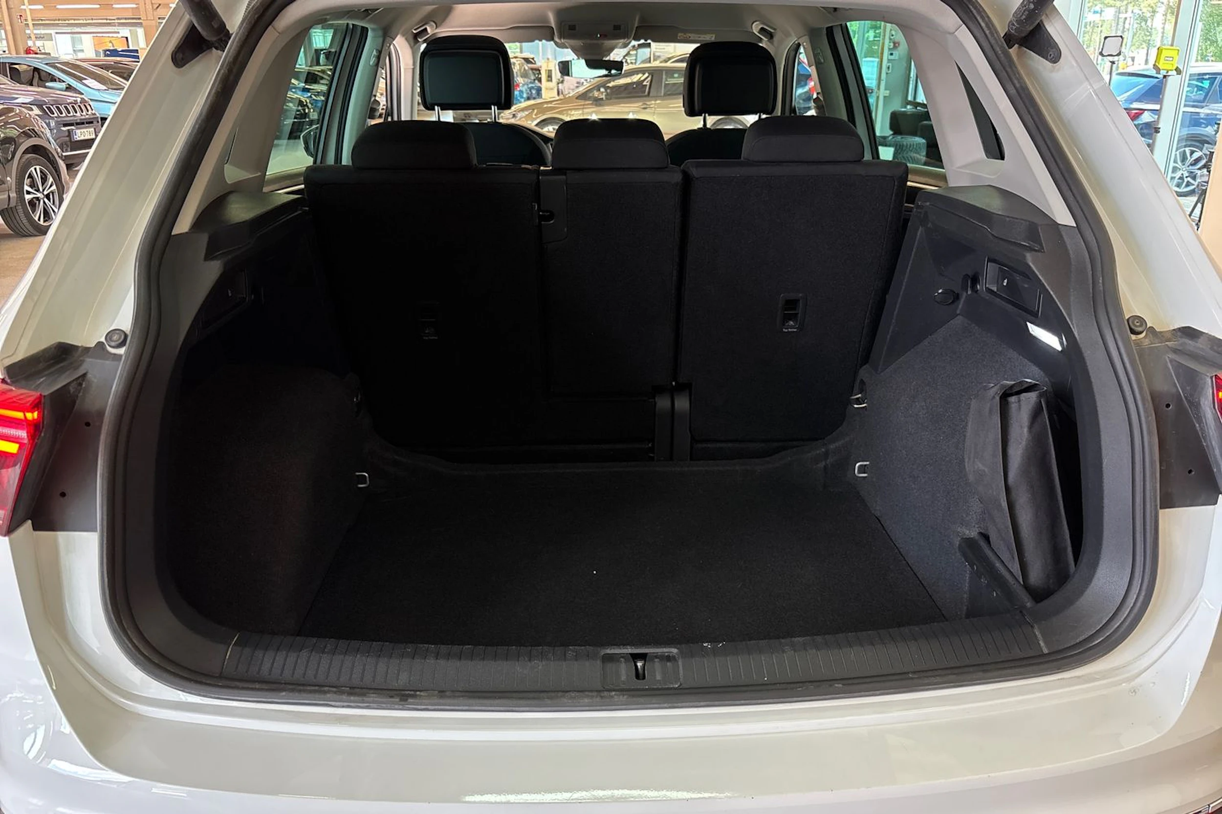 Valkoinen Volkswagen Tiguan 2023 kuva 23.