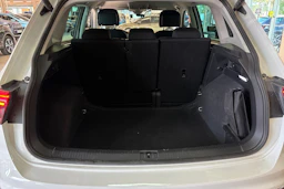 Valkoinen Volkswagen Tiguan 2023 kuva 23.