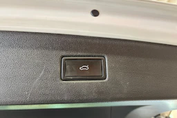 Valkoinen Volkswagen Tiguan 2023 kuva 26.