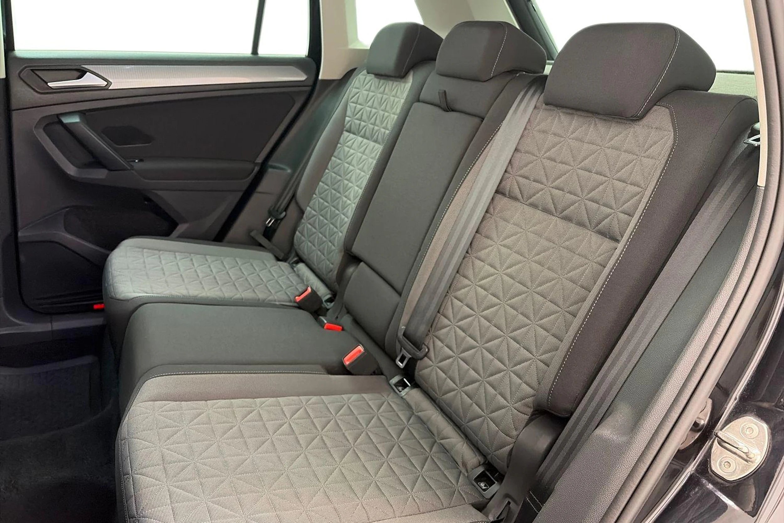 musta Volkswagen Tiguan 2023 kuva 8.