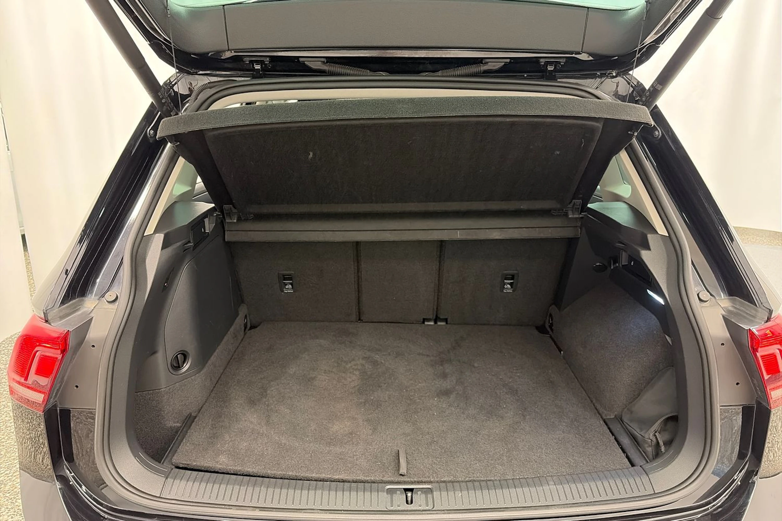 musta Volkswagen Tiguan 2023 kuva 11.