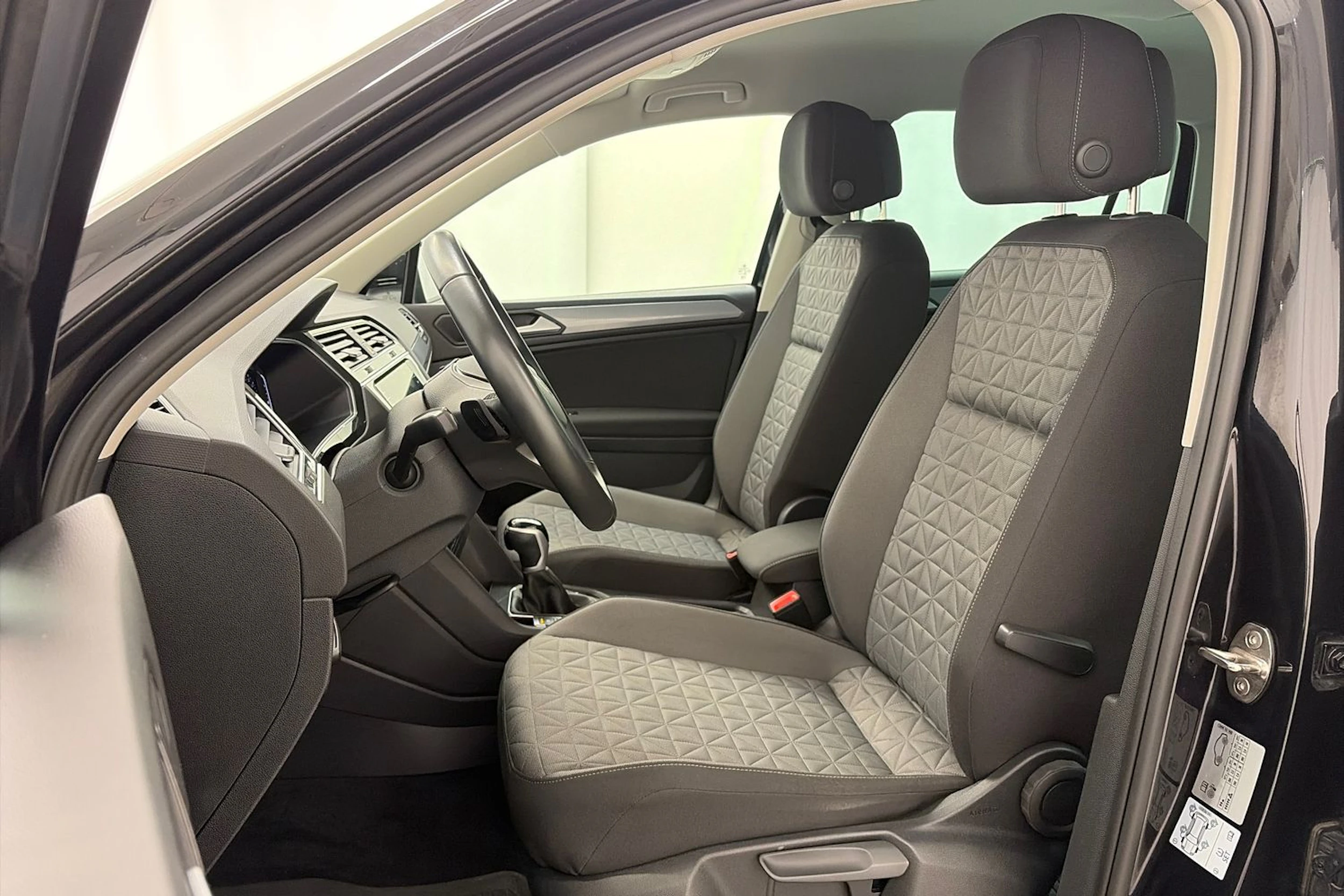 musta Volkswagen Tiguan 2023 kuva 14.