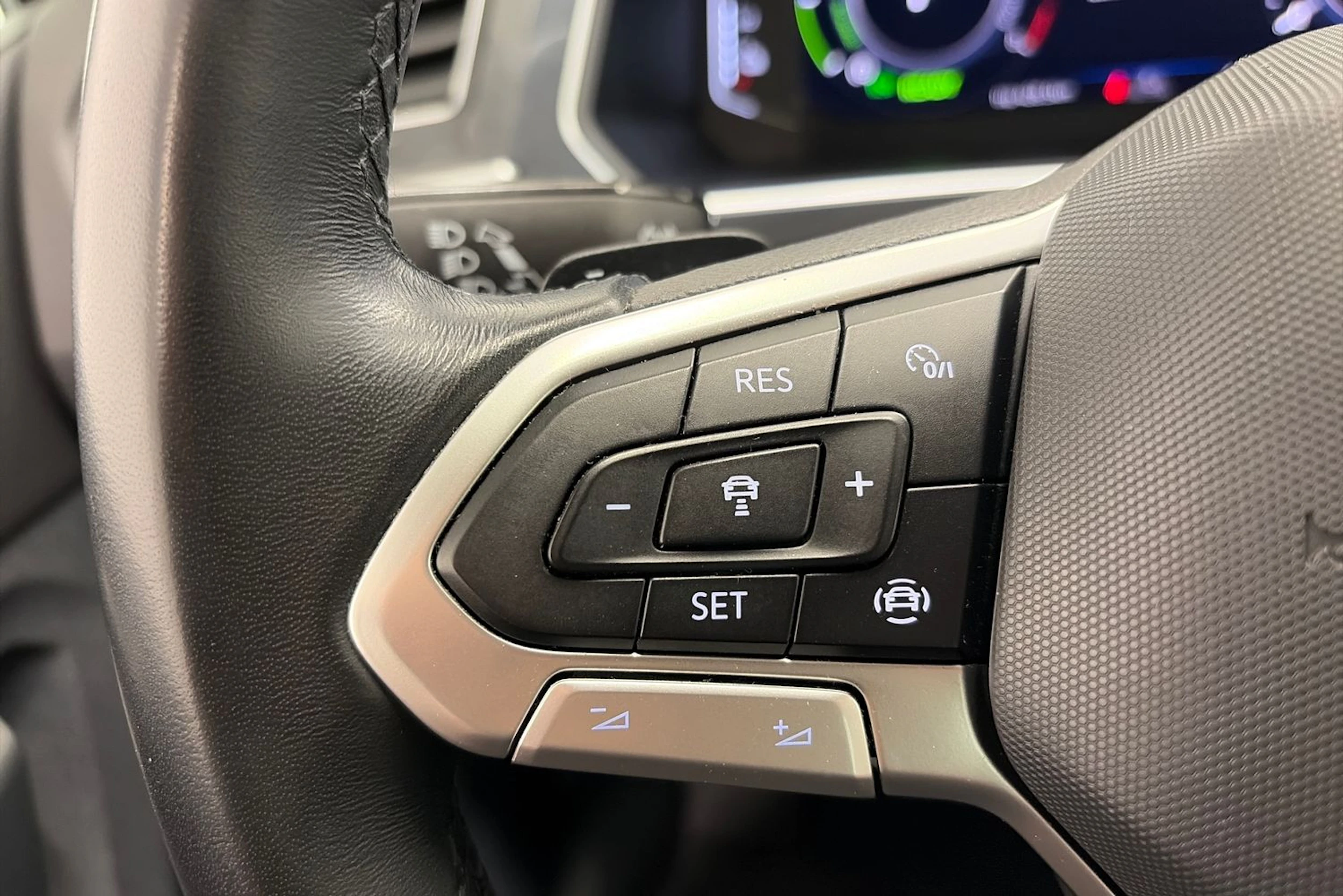 musta Volkswagen Tiguan 2023 kuva 16.