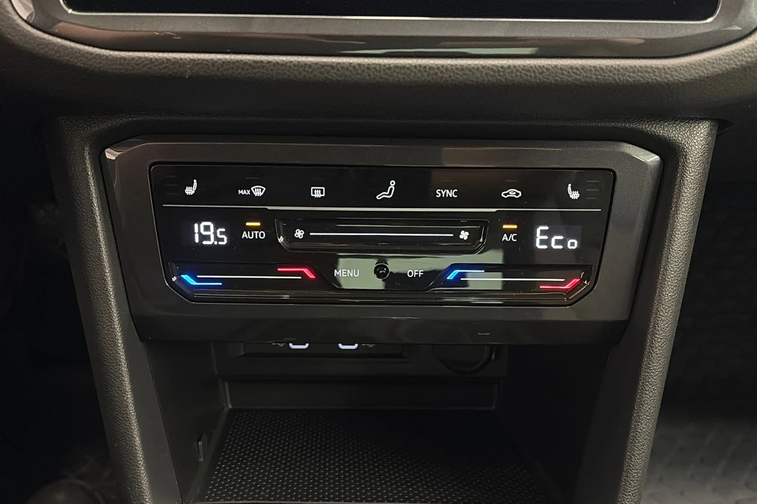 musta Volkswagen Tiguan 2023 kuva 23.
