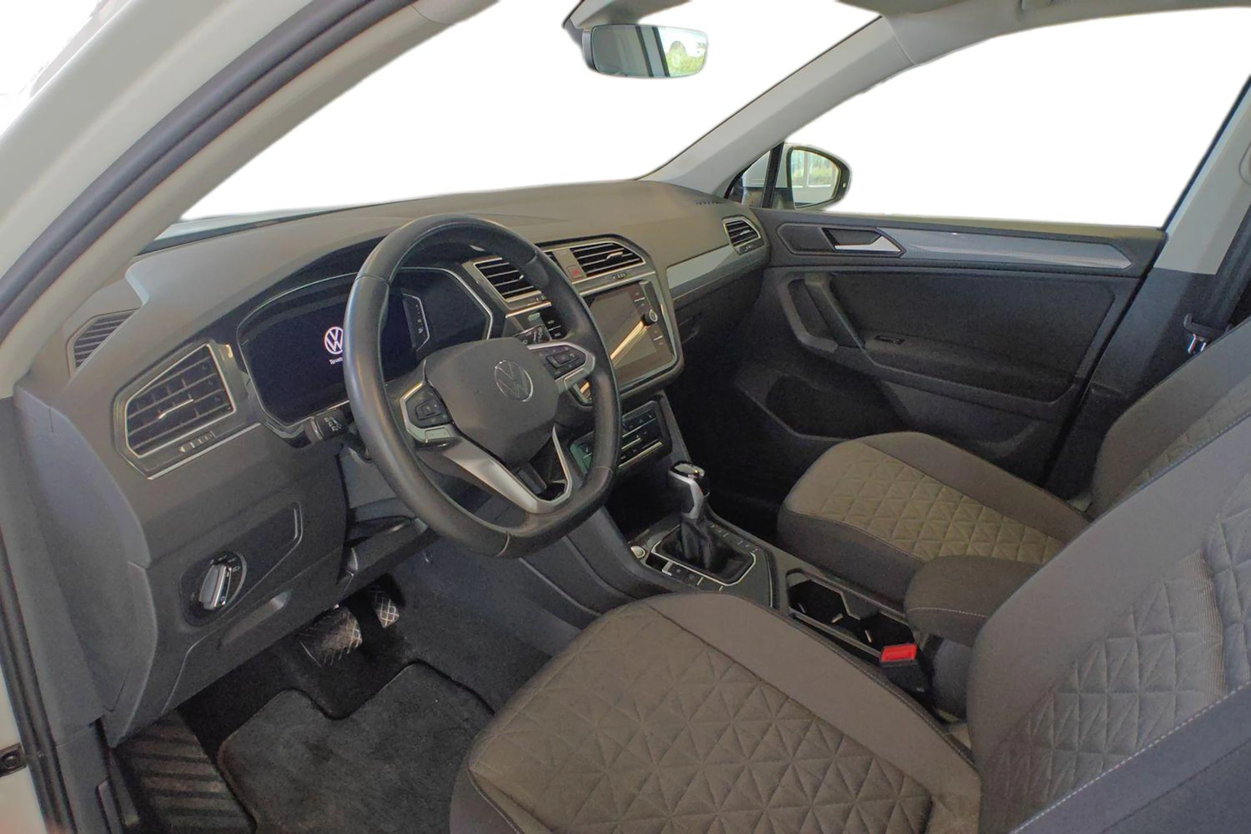 valkoinen Volkswagen Tiguan 2023 kuva 8.