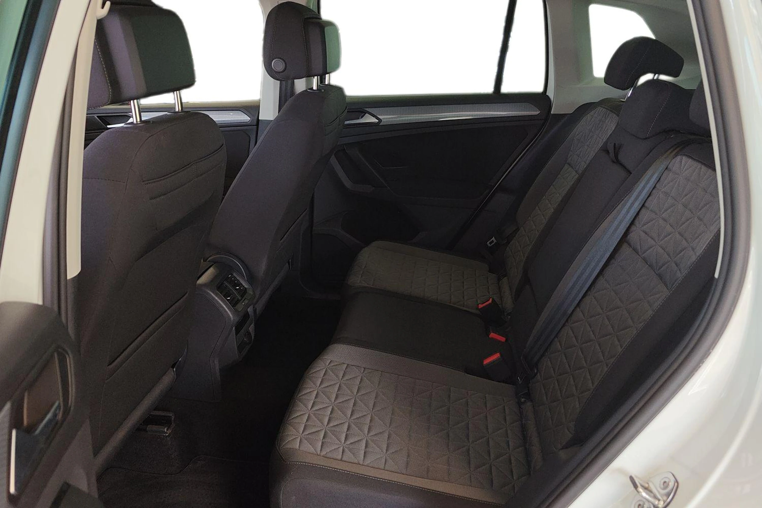 valkoinen Volkswagen Tiguan 2023 kuva 11.