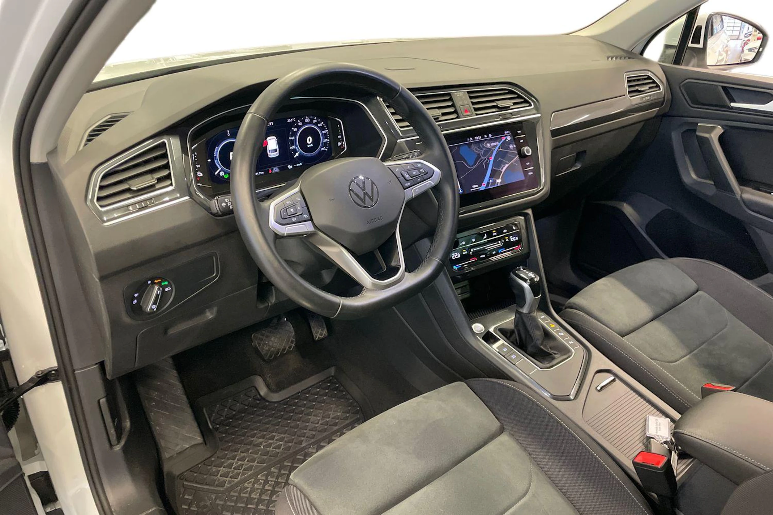 Valkoinen Volkswagen Tiguan 2023 kuva 6.