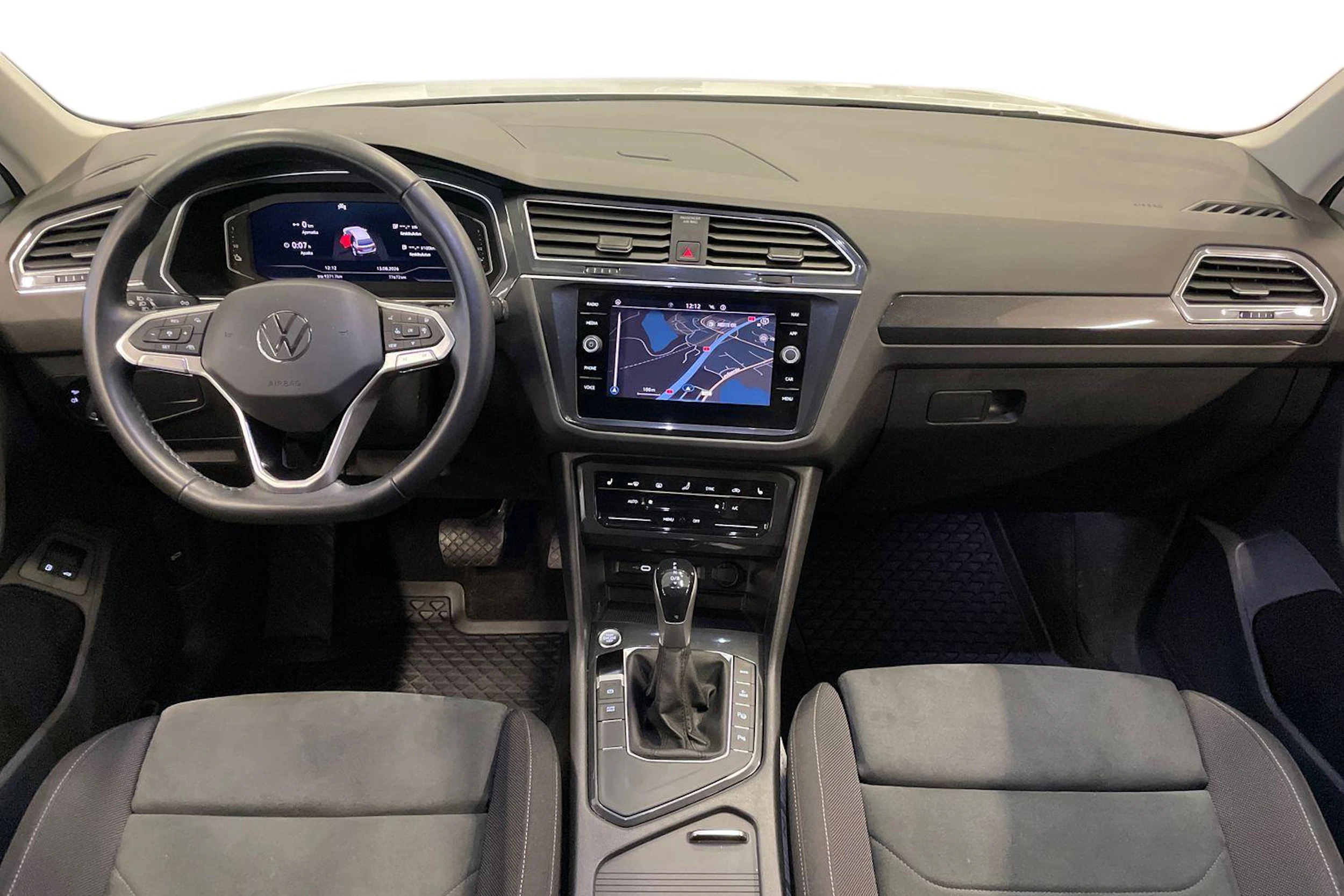 Valkoinen Volkswagen Tiguan 2023 kuva 7.