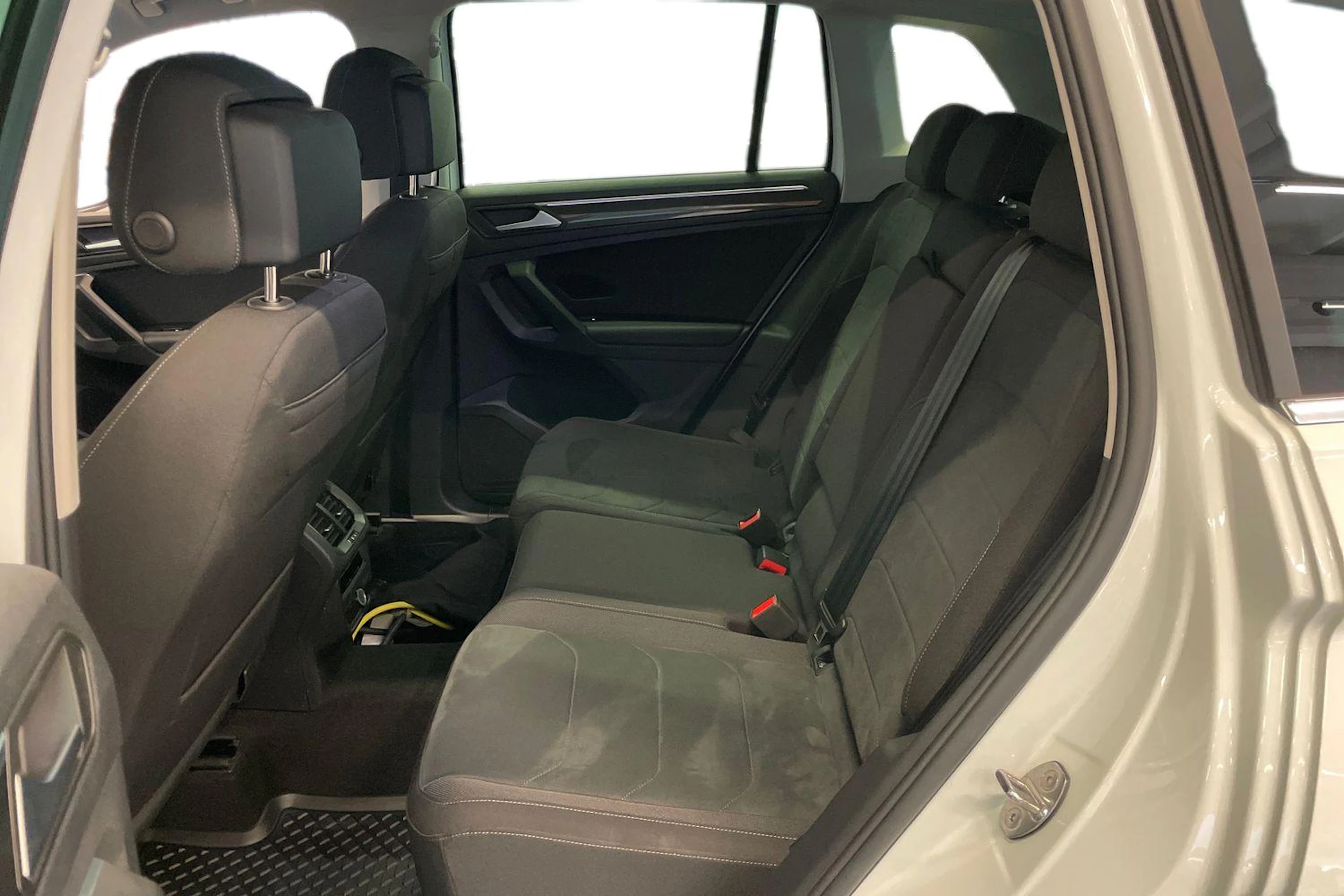 Valkoinen Volkswagen Tiguan 2023 kuva 8.